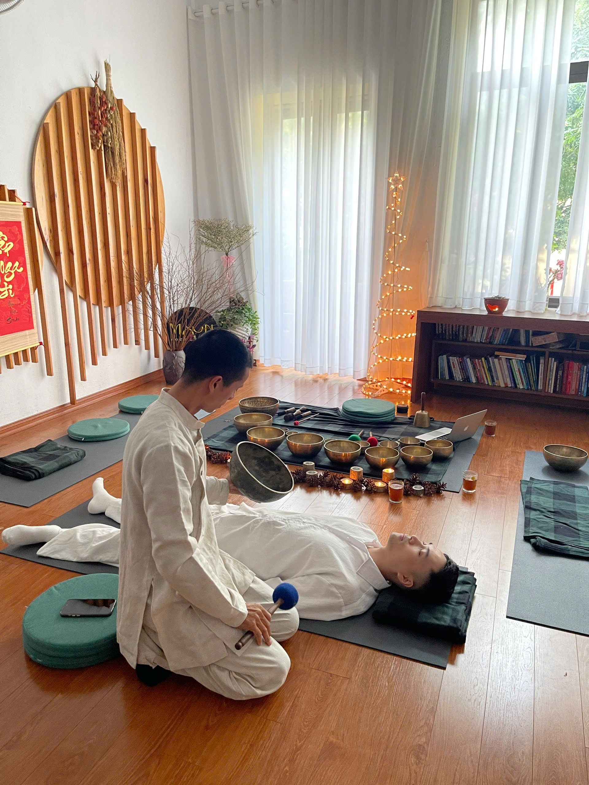 Healer với chuông Tây Tạng